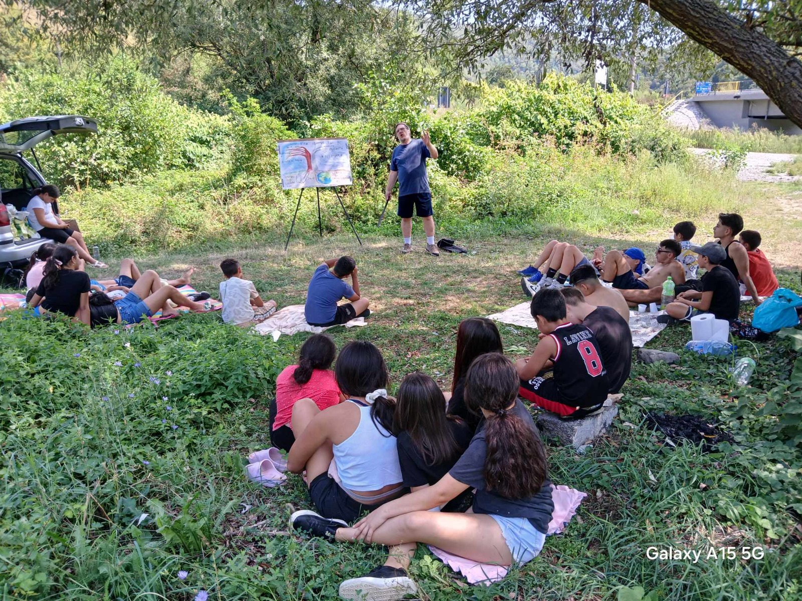 Copii plecând în excursie educațională cu autobuzul