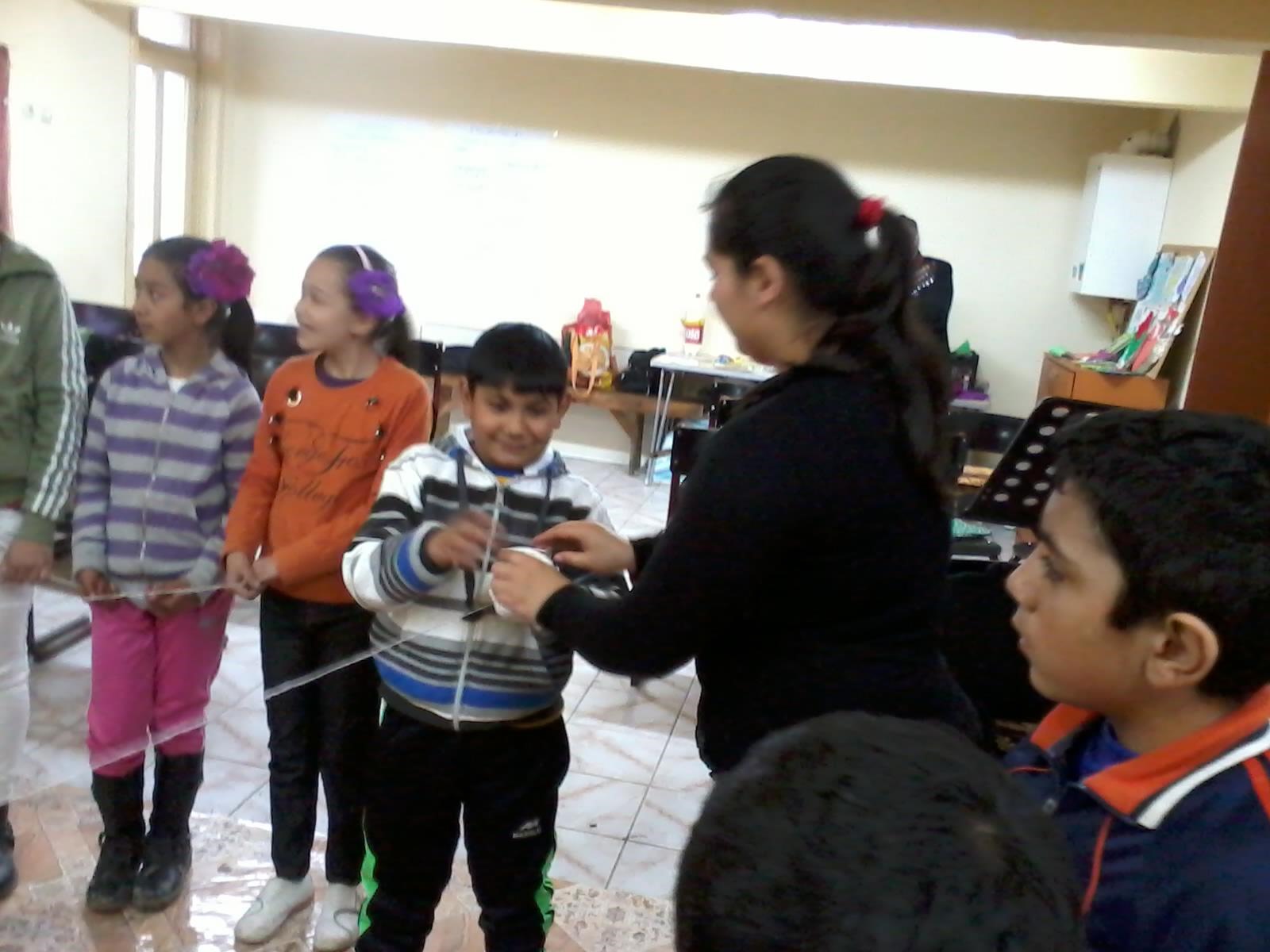 Copii jucându-se și socializând în spațiul de recreere